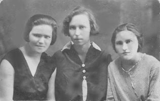 Начало 30-х годов. С Сёстрами Марией и Екатериной.