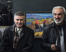 Выставку Абиба Исмаилова (слева) открывает художник Исаев Аслиддин.